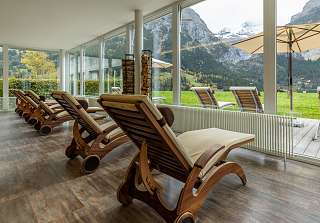 Ruheraum mit Aussicht auf die umliegende Berglandschaft in Grindelwald