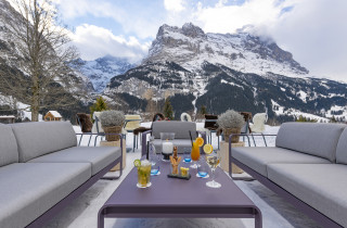 Terrasse mit Blick auf den Eiger im Sunstar Hotel Grindelwald