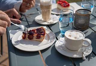 Kaffee und Kirschkuchen auf der Terrasse des Sunstar Hotel Grindelwald