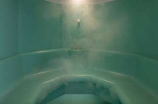 Dampfbad im Spa des Sunstar Hotels Grindelwald mit Sitzbank und aufsteigendem Dampf