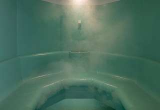 Dampfbad im Spa des Sunstar Hotels Grindelwald mit Sitzbank und aufsteigendem Dampf