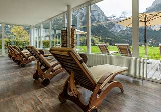 Ruheraum mit Aussicht auf die umliegende Berglandschaft in Grindelwald