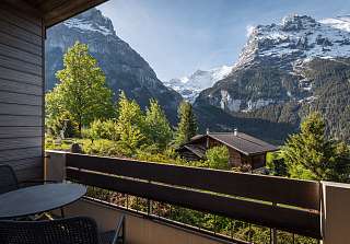 Balcon de la chambre double Standard Eiger avec coin salon et vue sur l'Eiger et la vallée de Grindelwald