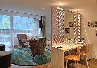 Espace salon de la Suite Mettenberg au Sunstar Grindelwald avec coin salon et bureau